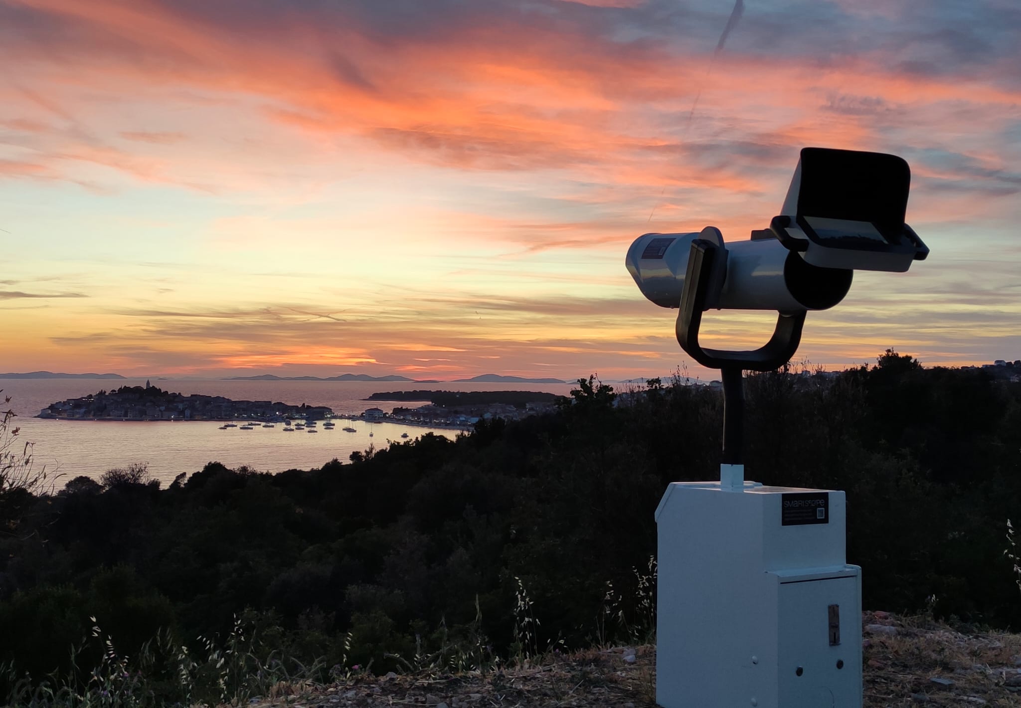 SmartScope teleskop u večernjoj atmosferi na lokaciji